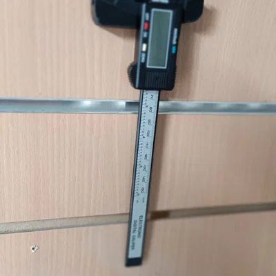 Giá treo thước cặp điện tử trên tấm Slatwall tiện lợi