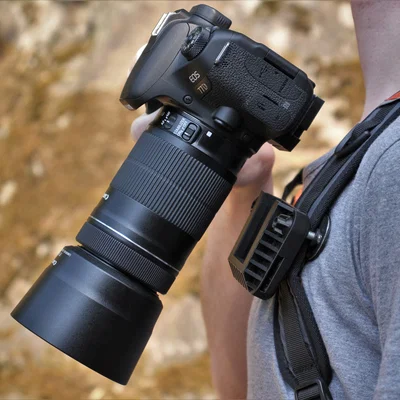 Ngàm đeo máy ảnh trên ba lô (dùng được cho DSLR nặng)
