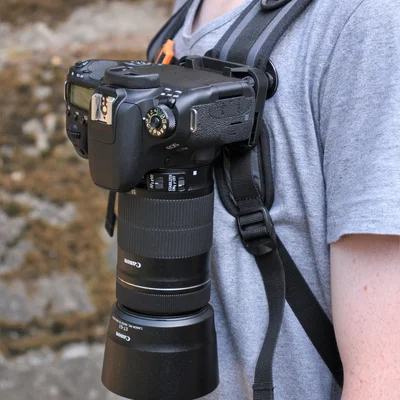Ngàm đeo máy ảnh trên ba lô (dùng được cho DSLR nặng)