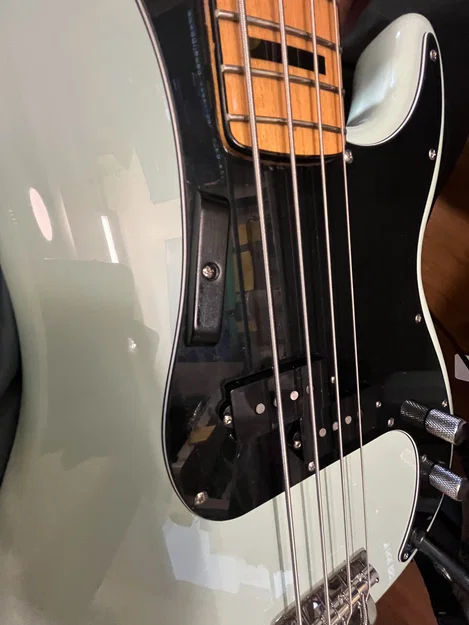 Gác ngón (Thumb Rest) cho P Bass – Không cần khoan lỗ - Image 1