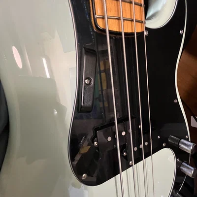 Gác ngón (Thumb Rest) cho P Bass – Không cần khoan lỗ
