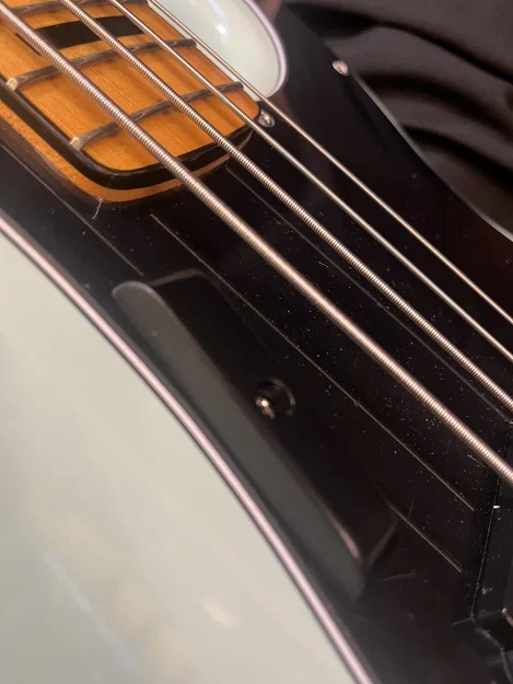 Gác ngón (Thumb Rest) cho P Bass – Không cần khoan lỗ - Image 2