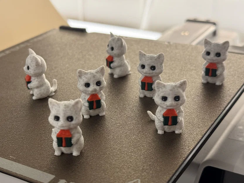 Mèo Con Dễ Thương Ôm Quà Giáng Sinh! - Image 1