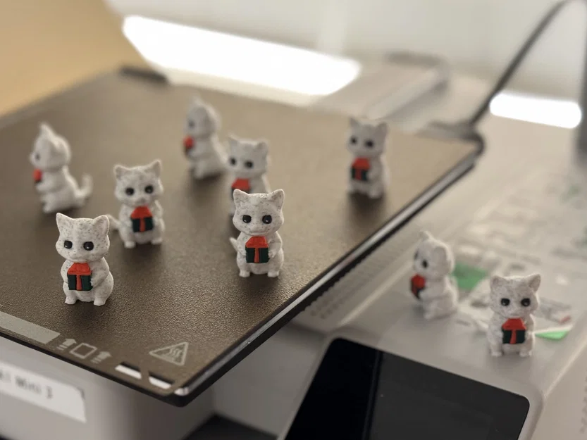 Mèo Con Dễ Thương Ôm Quà Giáng Sinh! - Image 2