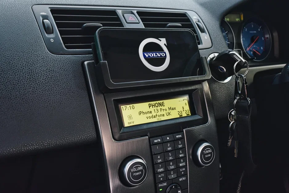 Giá đỡ điện thoại custom cho Volvo V50/S40/C30/C70 (thay fascia) - Image 1