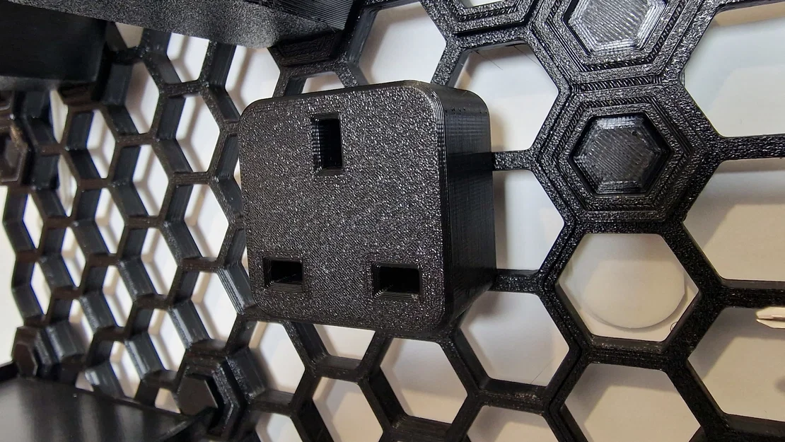 Giá gắn phích cắm UK 3 chấu cho Honeycomb Storage Wall - Image 1