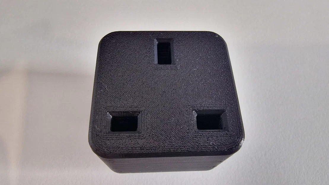 Giá gắn phích cắm UK 3 chấu cho Honeycomb Storage Wall - Image 2