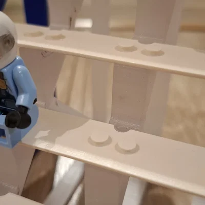 Kệ trưng bày Lego minifigure kiểu khán đài (stadium style)