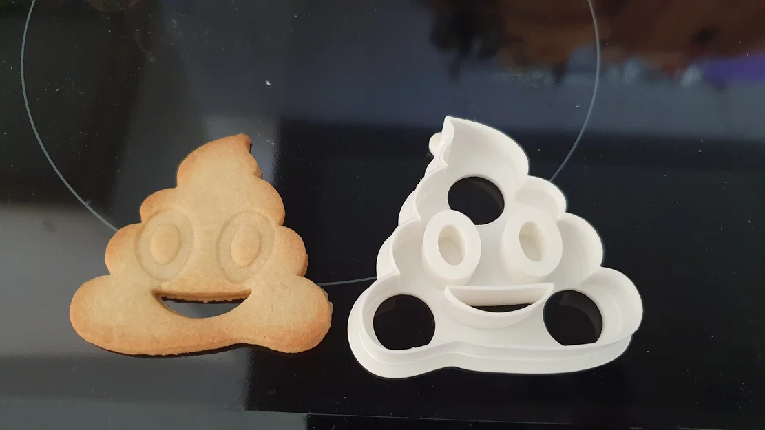 Khuôn Cắt Bánh Quy Poop Emoji – Dụng Cụ Làm Bánh Vui Nhộn, Dễ Dùng - Image 1
