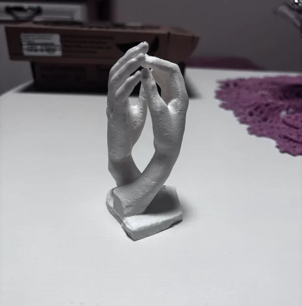 Mô hình điêu khắc hai bàn tay nắm chặt đầy ý nghĩa cho trang trí - Image 1