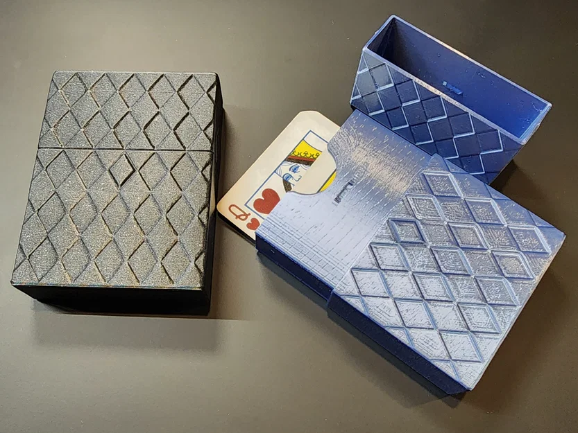 #0099 Hộp cứng khóa chốt cho bài Poker (hoa văn kim cương) - Image 1