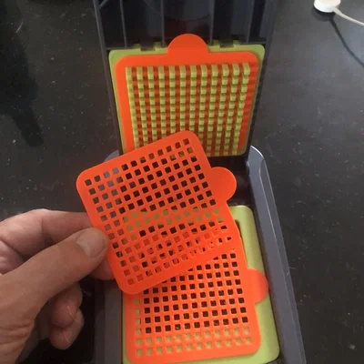 Veggie-Un-Wedgie – Dụng cụ làm sạch kẹt rau củ cho vegetable chopper