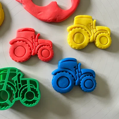 Khuôn Cắt Bánh Hình Máy Cày (Tractor Cookie Cutter)
