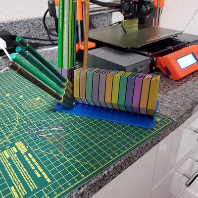 Giá Đựng Bút Chì Màu Nghiêng (Tilting Colored Pencil Holder)