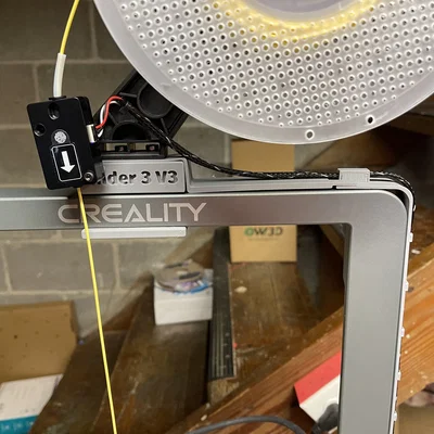 Giá treo cuộn filament trên nóc Ender 3 V3 kèm gá Runout Sensor