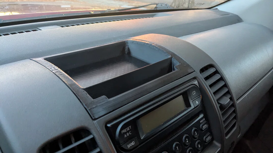 Khay Taplo Nissan kèm Giá Đỡ Điện Thoại (Dash Tray with Phone Holder) - Image 1