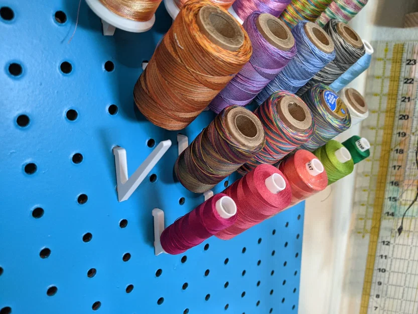 Móc treo cuộn chỉ cho bảng lỗ Pegboard - Image 1