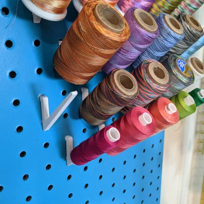 Móc treo cuộn chỉ cho bảng lỗ Pegboard