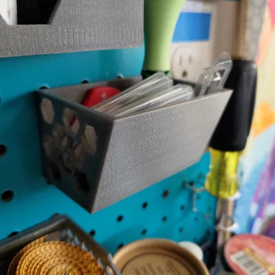 Giỏ treo bảng lỗ Peg Board tiện lợi – Giải pháp sắp xếp đồ dùng 3D
