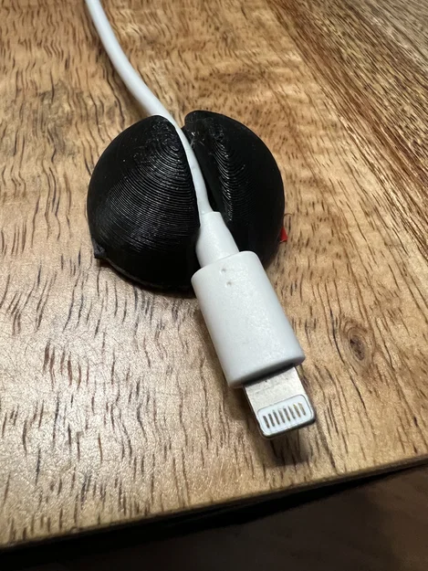 Mẫu in 3D kẹp giữ dây cáp USB gọn gàng trên bàn làm việc - Image 1