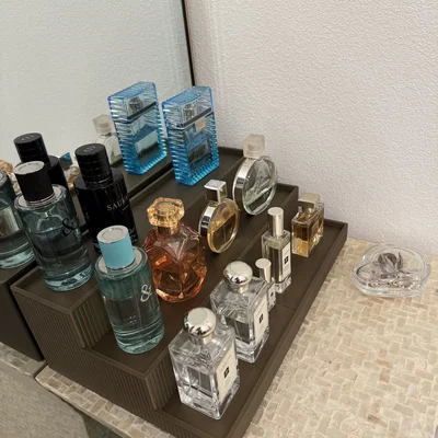 Kệ nước hoa 3 tầng (Perfume Stand - 3 Tiers)