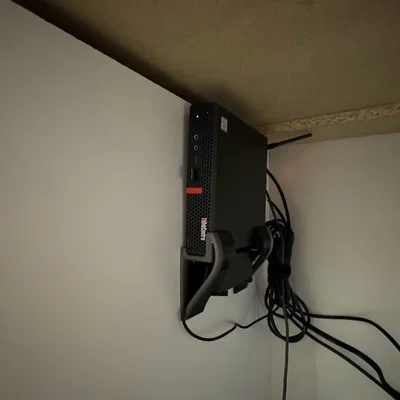 Giá treo tường Lenovo ThinkCenter Tiny kèm kệ để nguồn