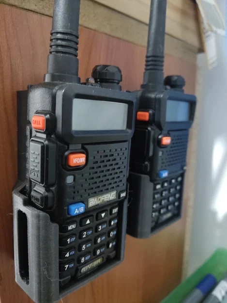 Giá treo tường bộ đàm Baofeng UV-5R gọn gàng - File in 3D - Image 1