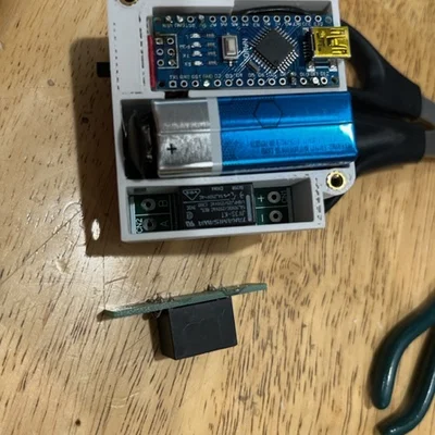 Hộp Arduino Nano V2 có ngăn pin 9V và thêm chỗ gắn relay