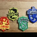 Nam châm huy hiệu 4 Nhà Hogwarts (Hogwarts House Crest Magnets) - Thumbnail 1