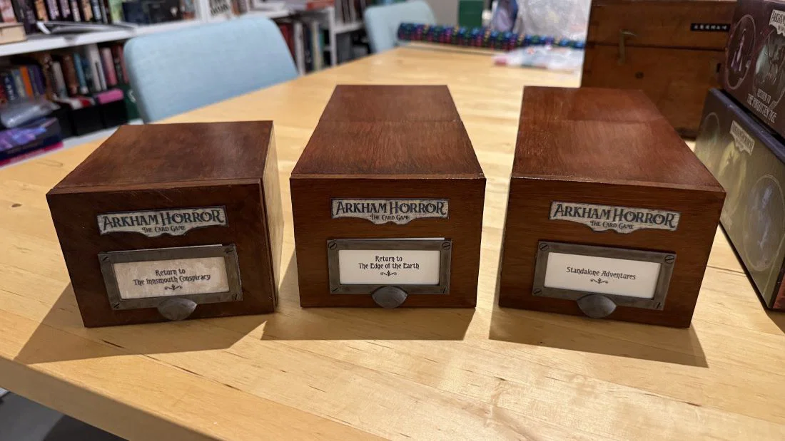 Hộp đựng thẻ Arkham LCG “Return To” - Image 1