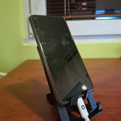 Đế dựng điện thoại có thể điều chỉnh và sạc pin tiện lợi