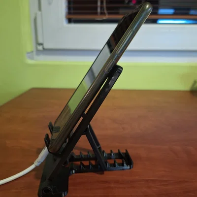 Đế dựng điện thoại có thể điều chỉnh và sạc pin tiện lợi