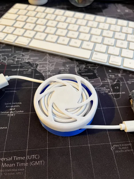 Kabelrolle für Ladekabel – Cuộn dây cáp sạc gọn gàng - Image 1