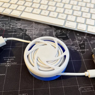 Kabelrolle für Ladekabel – Cuộn dây cáp sạc gọn gàng