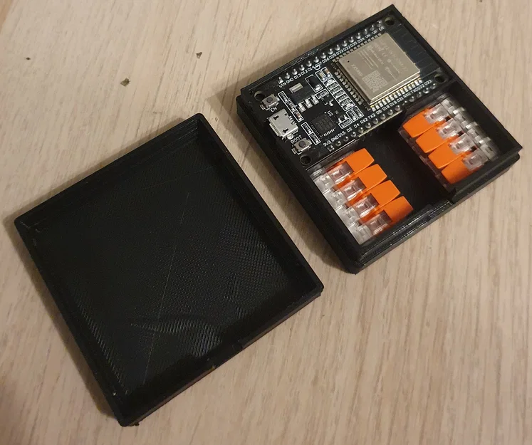 Vỏ ESP32 kèm đầu nối dây (wire connectors) - Image 1