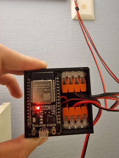 Vỏ ESP32 kèm đầu nối dây (wire connectors) - Image 3