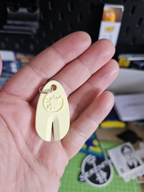 Móc khóa gỡ ve (Tick removal keyring) - Image 1