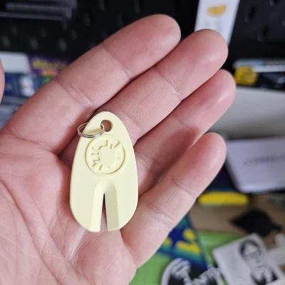 Móc khóa gỡ ve (Tick removal keyring)