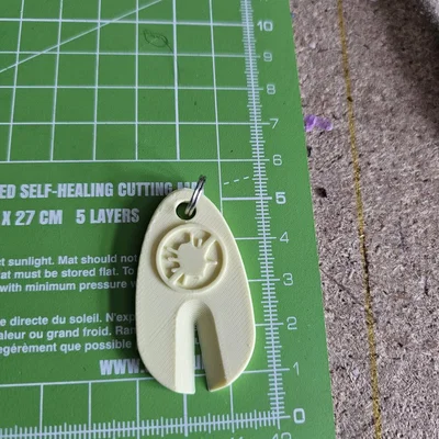 Móc khóa gỡ ve (Tick removal keyring)