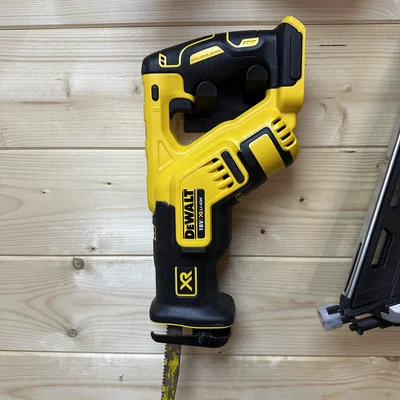 Giá treo tường cho máy cưa kiếm DeWalt DCS367 - Tiện lợi, gọn gàng