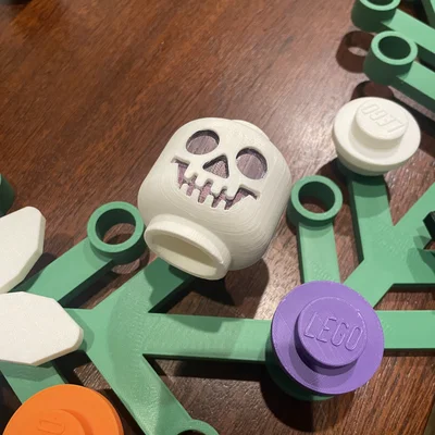 Mô hình đầu lâu Lego trang trí vòng hoa Halloween độc đáo