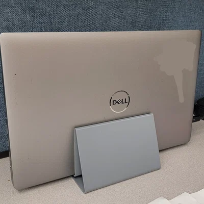 Kệ dựng laptop dọc (Vertical laptop stand)