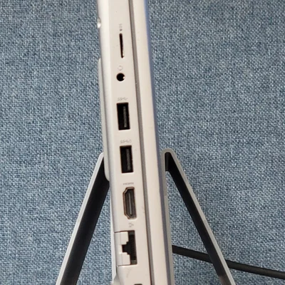 Kệ dựng laptop dọc (Vertical laptop stand)