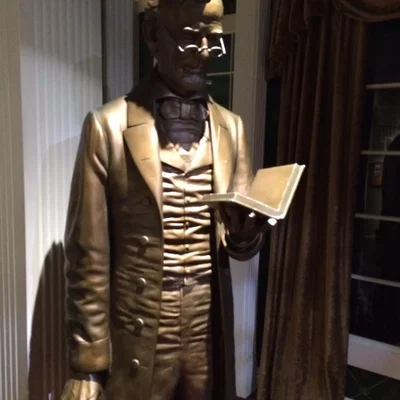 Tượng bán thân Abraham Lincoln đang đọc sách (bản scan)