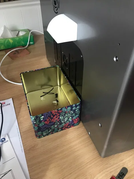 Máng hứng “poop” đơn giản (chute) cho máy in Qidi Plus 4 - Image 1