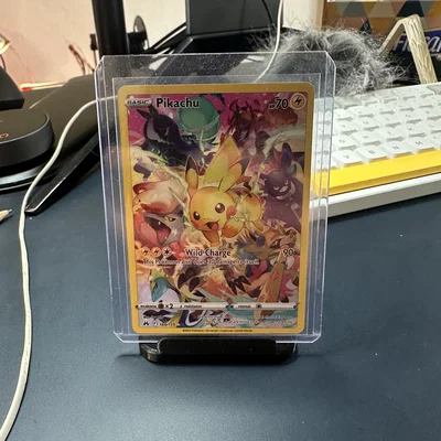 Giá đỡ thẻ bài Pokémon TCG thiết kế hình tia sét Pikachu