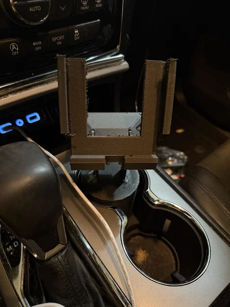 Giá iPhone Pro Max 11-16 gắn hốc để ly cho ô tô & SUV - Image 2