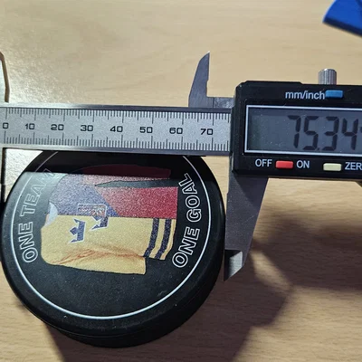 Giá đỡ quả cầu khúc côn cầu - Hockey Puck Holder trưng bày đẹp