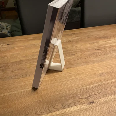 Giá đỡ sách 3D (Simple Bookstand) thiết kế tối giản, chắc chắn