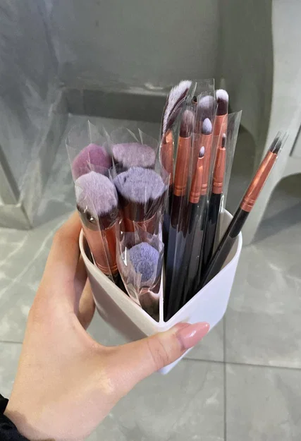 Ly hình trái tim đựng cọ trang điểm/bút chì - Image 1